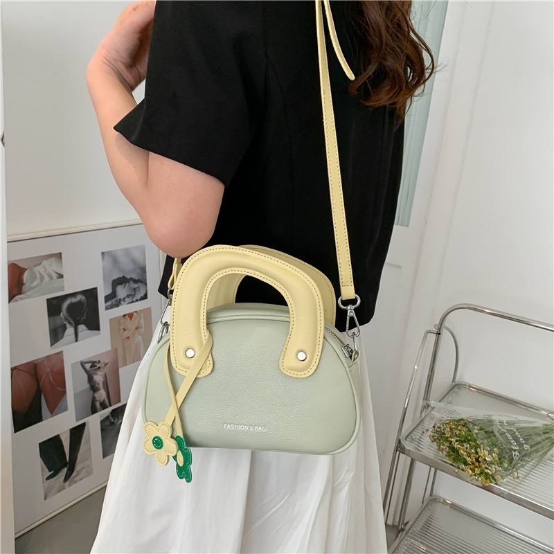 Bolso de moda coreano 2025 verano nuevo bolso femenino lindo bolso de hombro de flores en contraste bolso de mensajero con patrón de lichi