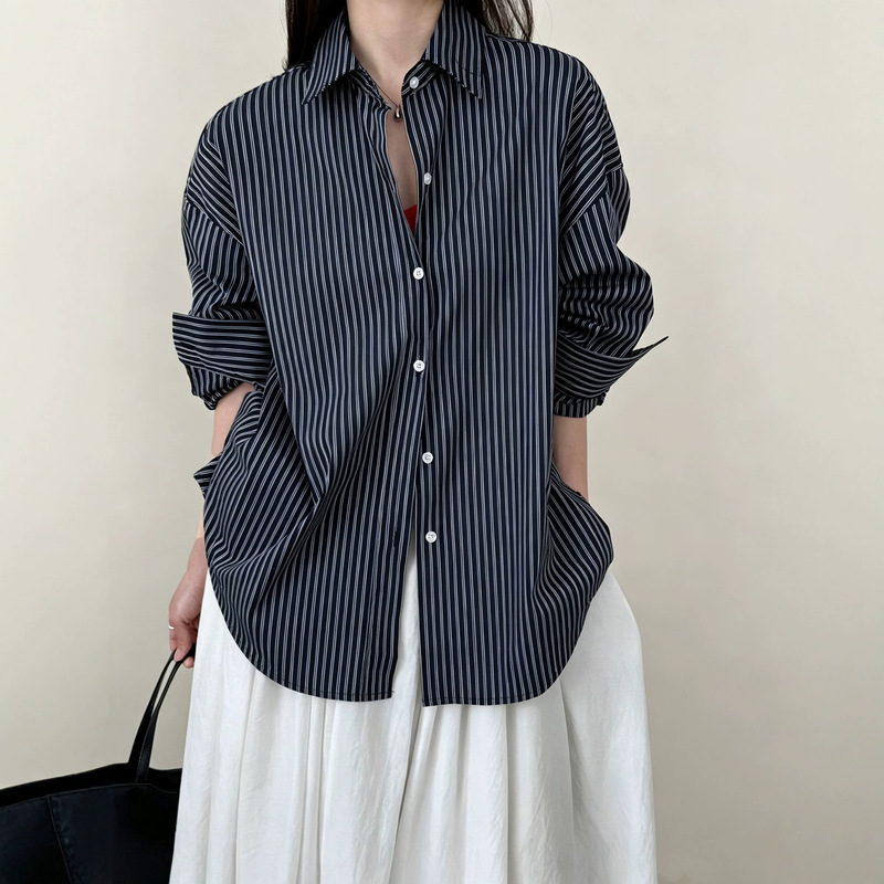 Korean-style retro vertical striped shirt for women, 2026 autumn collection, loose fit, dropped shoulders, casual and versatile, suitable for work and everyday wear