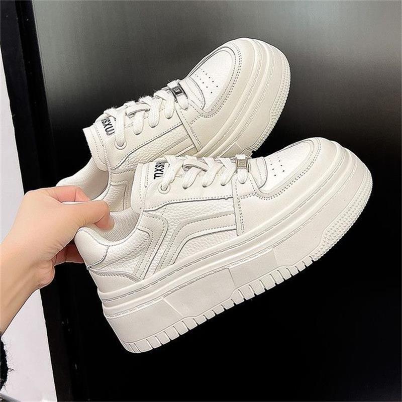 Zapatos blancos pequeños para mujer 2023 zapatos de mujer de verano nuevos zapatos de tablero blanco suela gruesa aumento pequeños zapatos casuales de una sola capa suela blanda