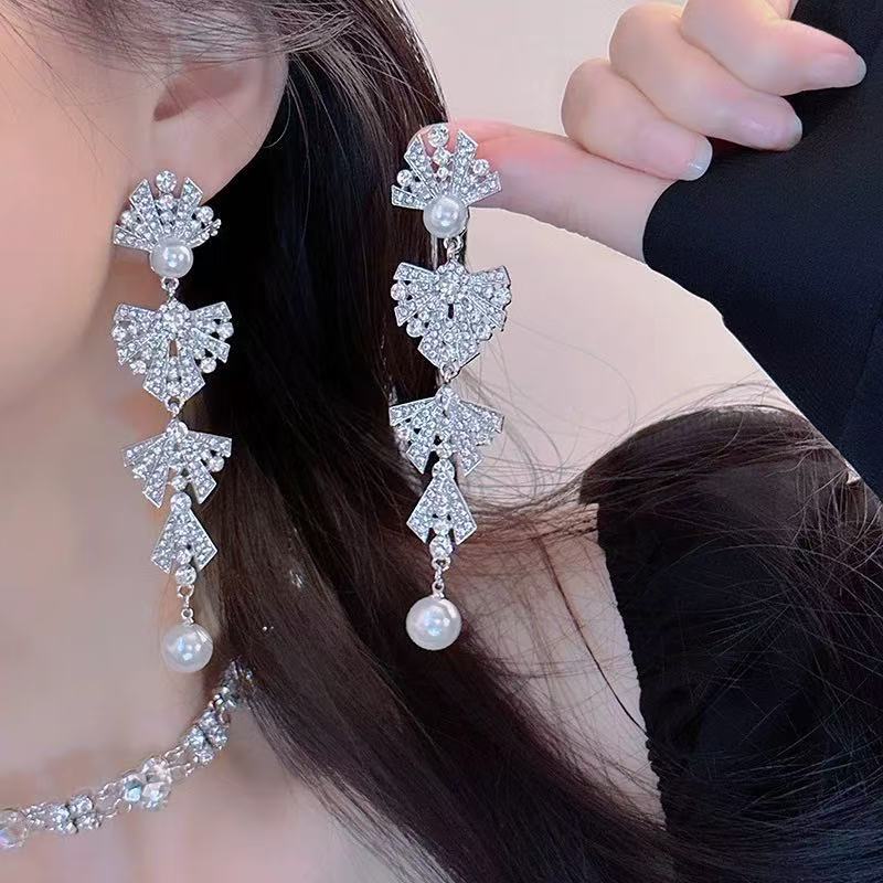 Pendientes largos de borla de circón súper flash Pendientes de lujo ligero de alta gama de moda Pendientes de todo fósforo de temperamento de nicho al por mayor femenino