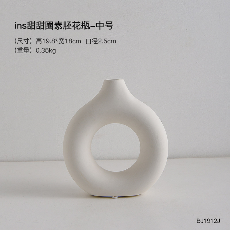 芸歆の家の現代のシンプルな素は陶磁器の花瓶に飾られています。|undefined
