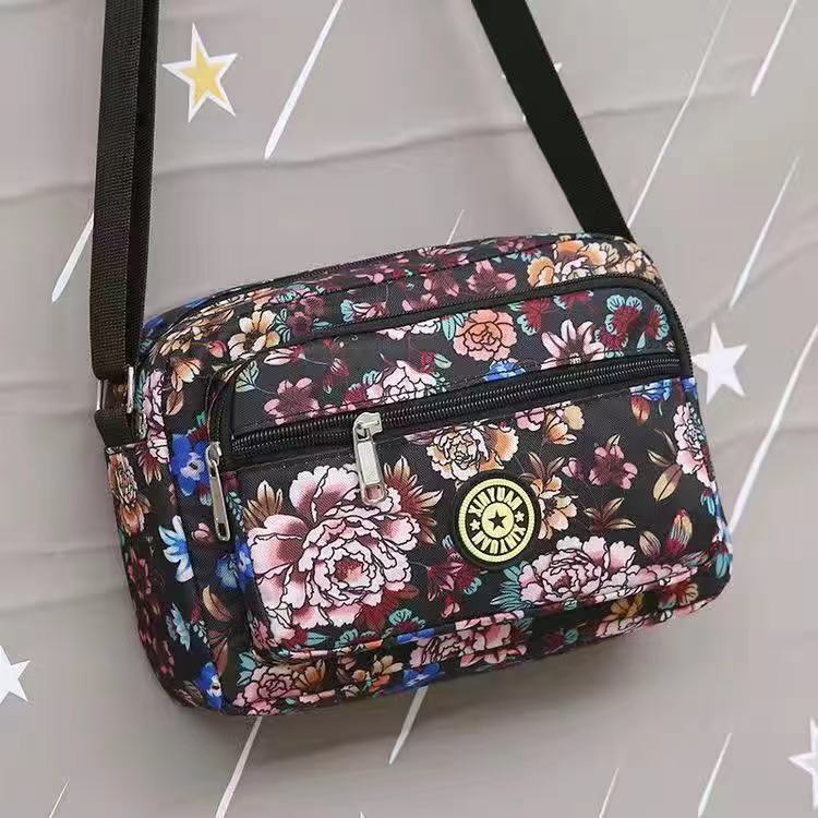 新商品の女性カバンが屋台を並べています。|undefined