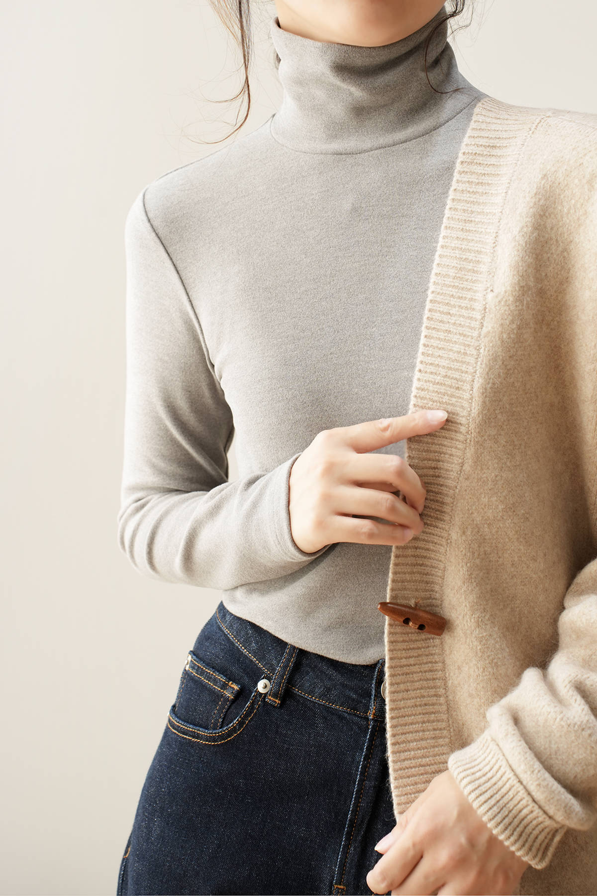 라이트 그레이 터틀넥 언더셔츠
