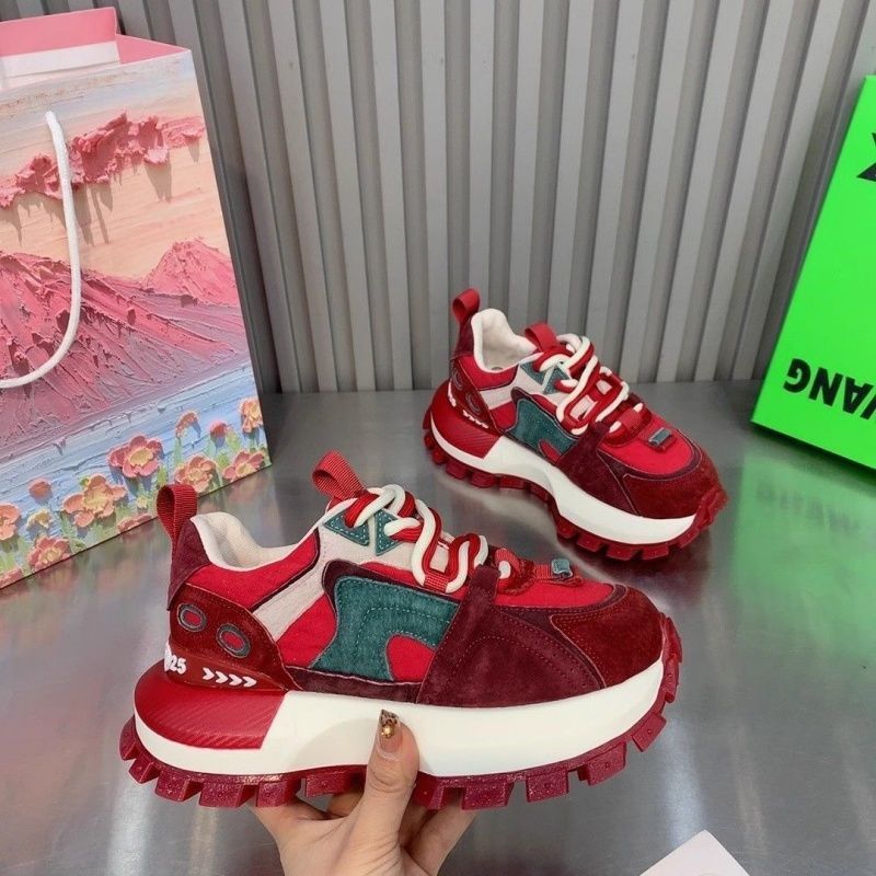 Estación europea Primavera 2025 Nuevos zapatos de aumento de color de plataforma de todo fósforo Zapatos de marea Forrest Gump Zapatos casuales de mujer Zapatos deportivos