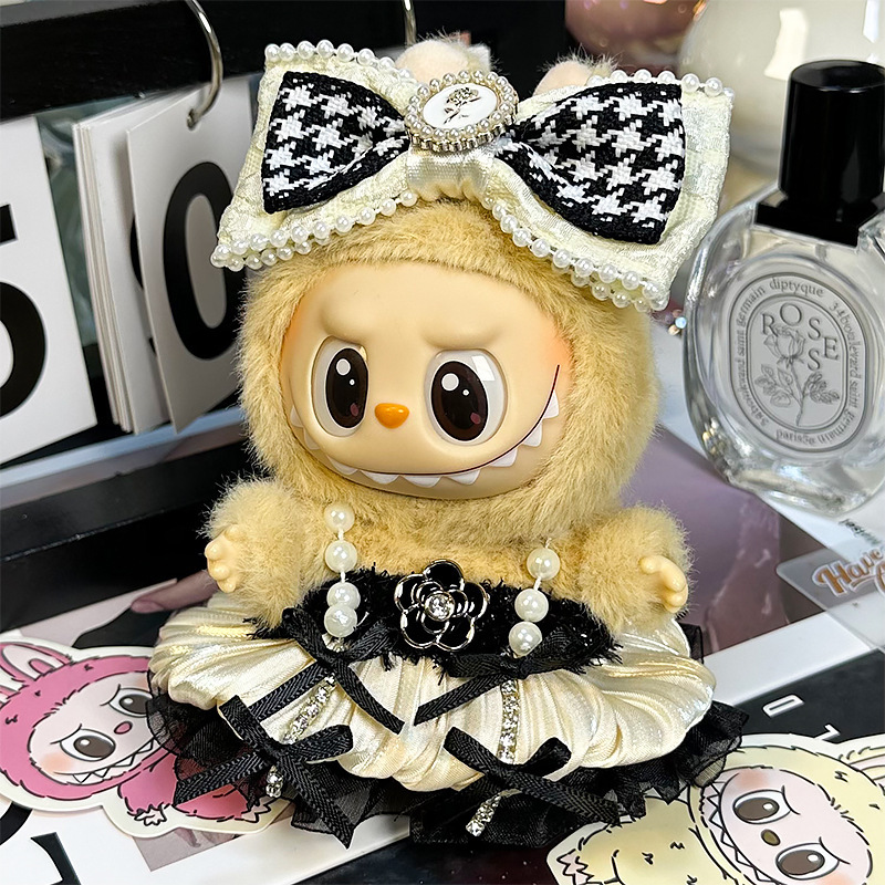Labubu se sienta en la fiesta, ropa de bebé, caja ciega de primera generación, ropa de bebé Labubu, ropa de tela rabble, cara de vinilo de felpa