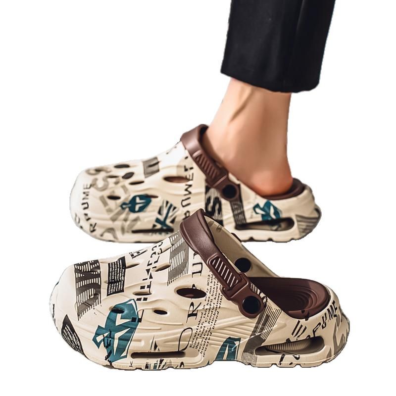 2025 nuevas zapatillas Baotou de verano para hombres, sandalias antideslizantes de dos manos, pisando mierda, zapatos con agujeros en la playa para hombres