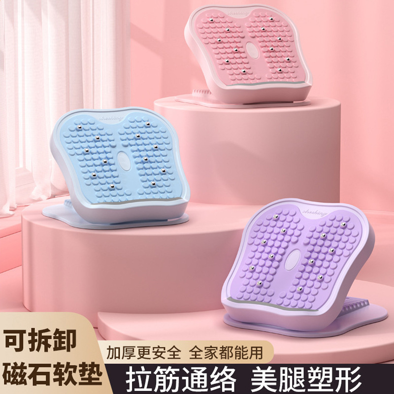 筋引き板の斜めのペダルの下腿のストレッチ器のやせた足は立っています。|undefined