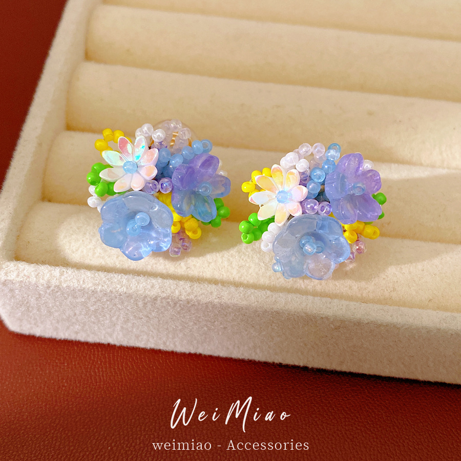 Flores de resina de color con cuentas de orejas para mujeres sin agujeros de orejas pequeñas pendientes dulces frescos ligeros de lujo alta sensación de auriculares al por mayor