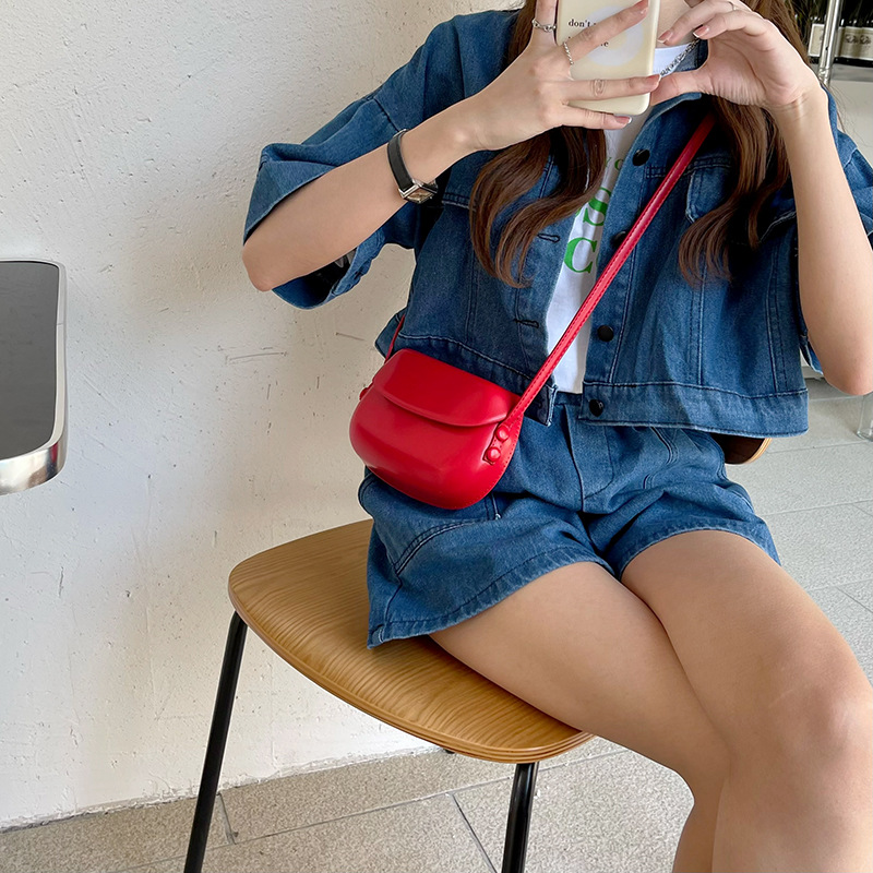 Borsa a tracolla piccola da donna semplice e versatile, con tracolla rossa a sella di Instagram coreana estiva 2024_voghion.com