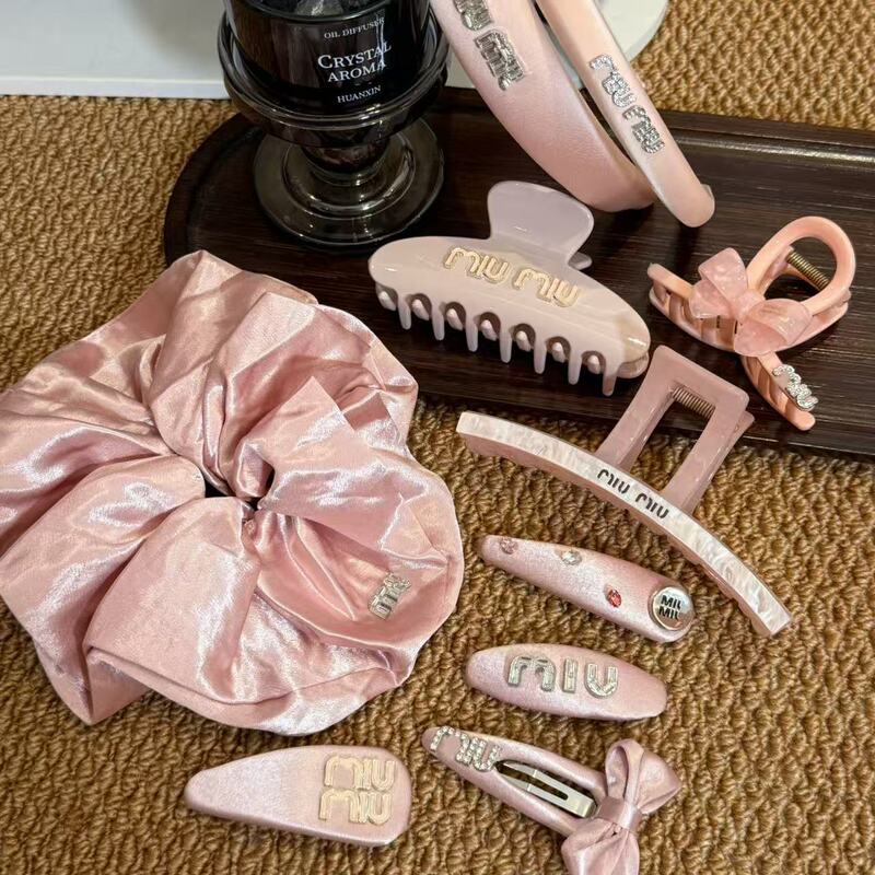 Pink Socialite m Letter Hairpin Hairband Hair Clip Retro Niche Exquisite Elegant High-End Hair Tie Trendy Influencer Fashion for Women Pink Socialite m Letter Hairpin Hairband Hair Clip Retro Niche Exquisite Elegant High-End Hair Tie Trendy Influencer Fashion for Women