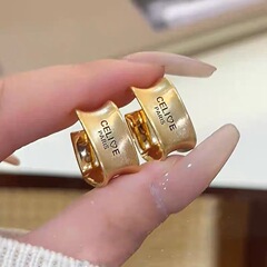 爆発的な金色のシルク文字の四角いイヤリングの気質はシンプルで個性的なデザイン感が冷たい