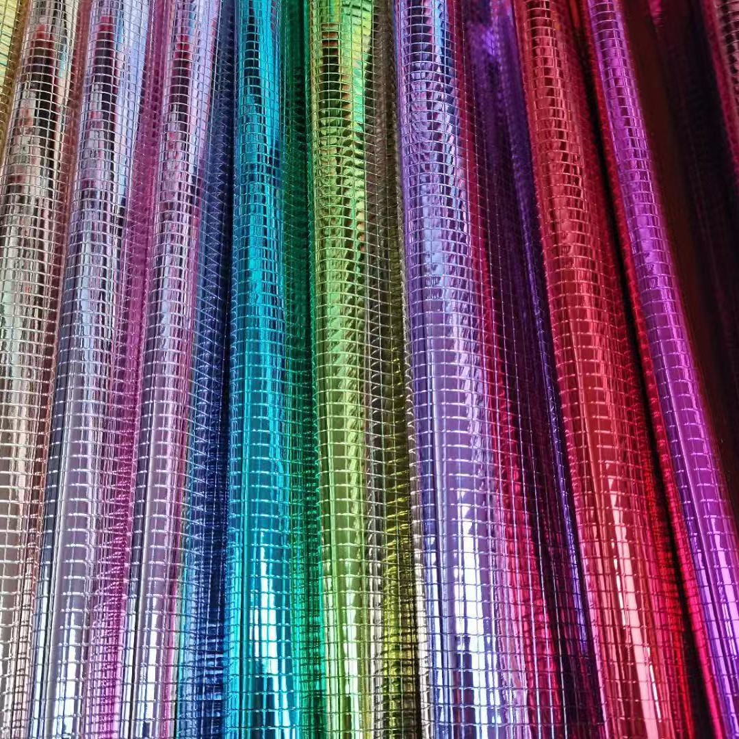 炫彩镭射小格子纹PU皮革 经典鳄鱼压纹人造革 箱包鞋材手袋面料