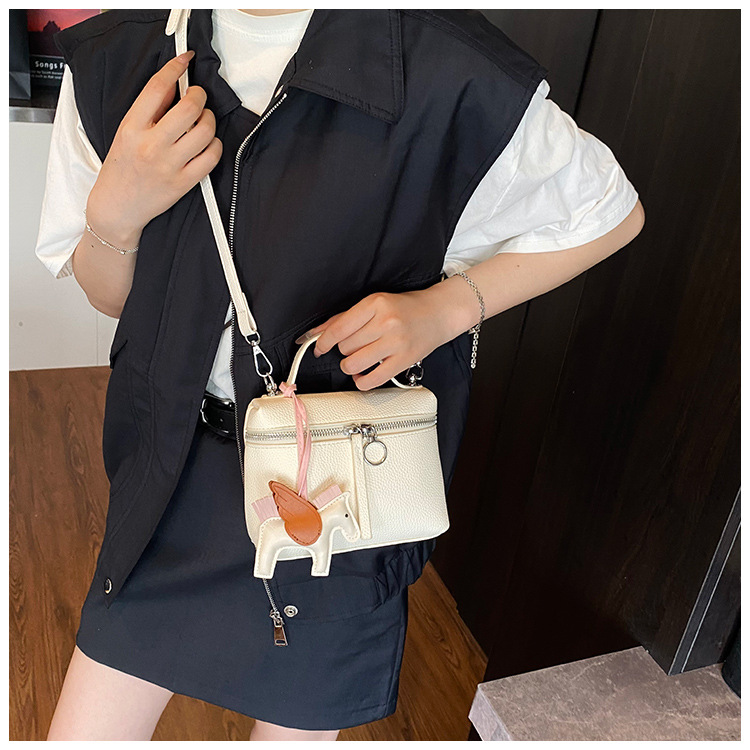 This year's popular simple hand-held small bag for women, the 2025 new women's single-shoulder bag, is elegant and fashionable, a crossbody small bag undefined