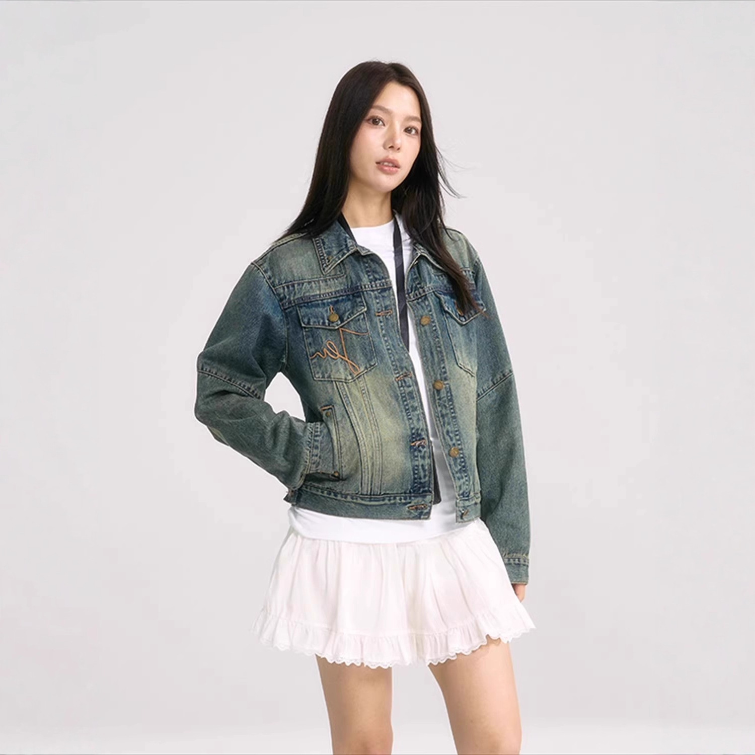High-end European style denim jacket for women, retro washed denim, new style for spring and autumn 2026, full of retro charm.