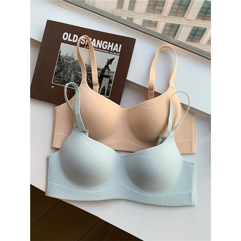 One-Piece Seamless Underwear for Women, Push-Up Small Breasts, Lift and Tighten Secondary Breasts, Prevent Sagging, Letter Shoulder, No Rims, Thin Bra One-Piece Seamless Underwear for Women, Push-Up Small Breasts, Lift and Tighten Secondary Breasts, Prevent Sagging, Letter Shoulder, No Rims, Thin Bra