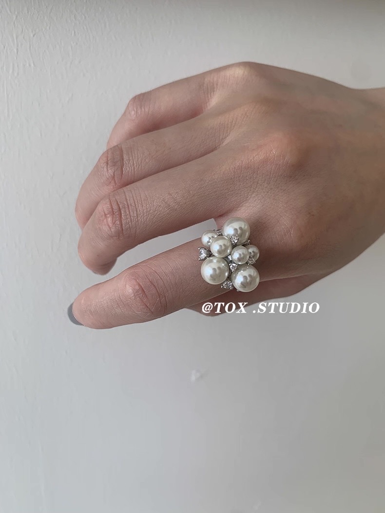 Ring with stone pearl with zircon