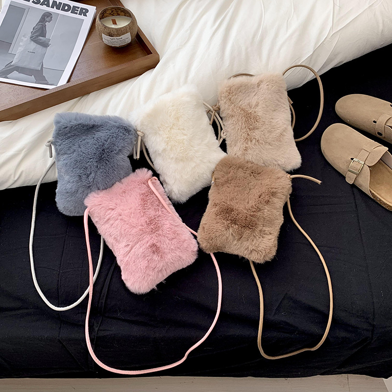 Bolso de mano de mujer de otoño / invierno 2025, nuevo estilo de moda, bolso de teléfono móvil de peluche pequeño y exquisito, bolso de hombro.