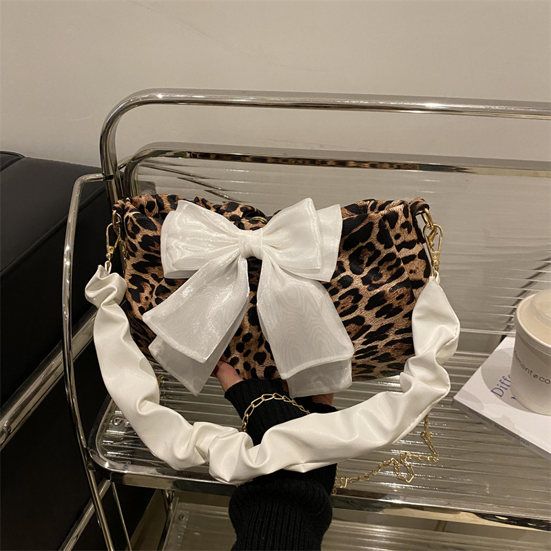 Moda extranjera arco bolso tendencia 2024 invierno nuevo bolso de brazo brazalete popular bolso de hombro de mujer