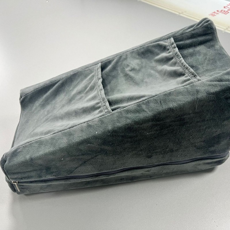手を上げて枕の上肢の腕を上げて腕の前の腕の三角のスポンジの腕を上げて腕を支えて骨折した後にリハビリしてクッションをします。|undefined