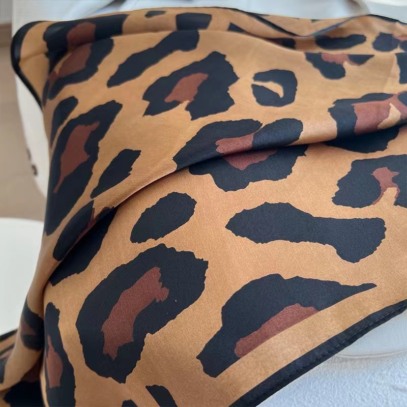 Nuevo estilo 70 bufanda cuadrada pequeña bufanda al por mayor bufanda de seda retro tridimensional letra impresa accesorios ropa profesional bufanda seda de imitación