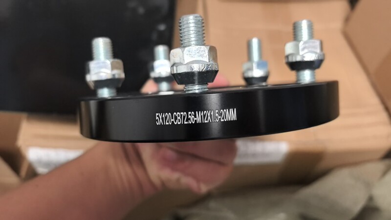 B1053 は、厚さ 30 mm のフロント ブロンコ タイヤ拡張フランジに適しています。4 個セットです。|undefined