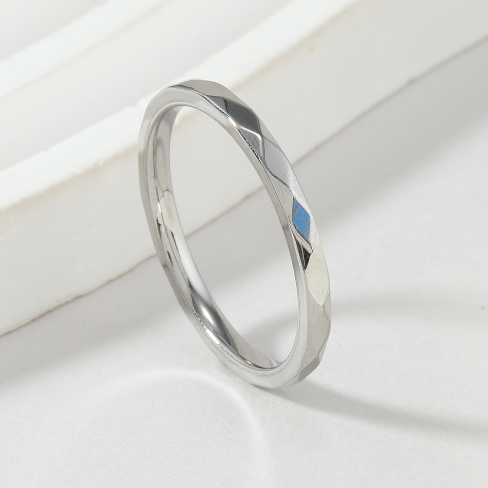 国境を越えた新型チタン鋼の指輪は色落ちしない高級感2mmv形の波の花のダイヤモンドの指輪の冷たい風の指輪