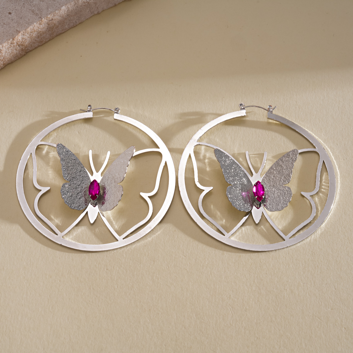 Europa y los Estados Unidos retro diamantes redondos huecos mariposa pendientes personalidad exagerada diseño pendientes de nicho de alta calidad pendientes