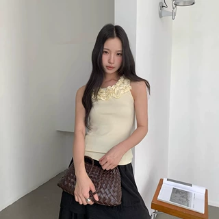 薇颂服饰2026春季新款女装设计感木耳边背心女外穿休闲无袖上衣