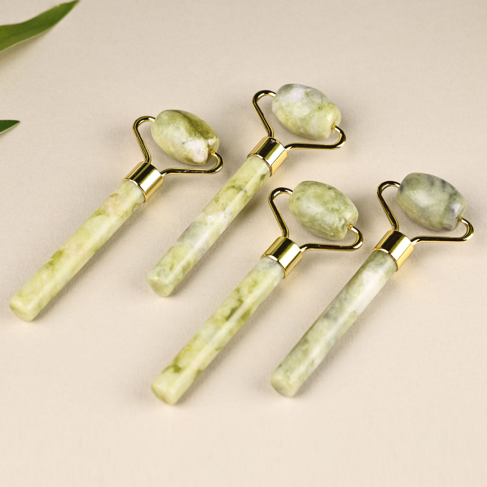 Fábrica de masaje facial en forma de corazón verde phoenix placa de masaje mayorista universal de todo el cuerpo rodillo de masaje de cuello meridiano