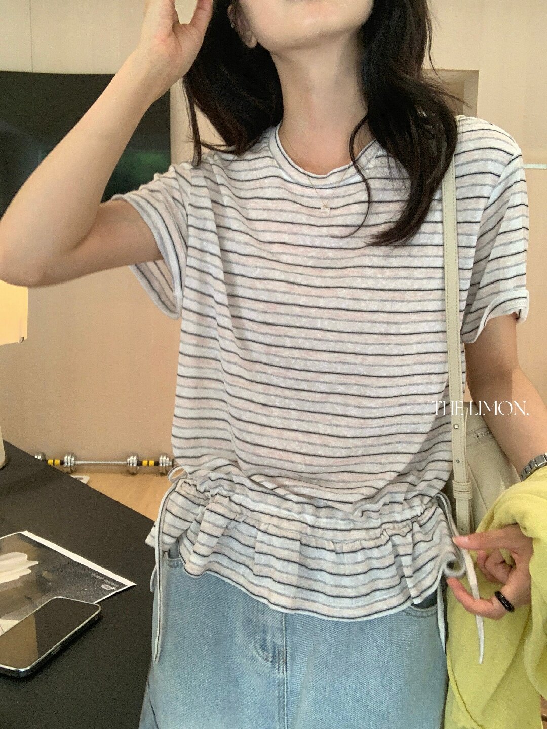 Áo thun nữ tay ngắn cổ tròn sọc kẻ phối bèo nhún, thiết kế eo rút dây thời trang — màu đen, màu trắng chi tiết 38