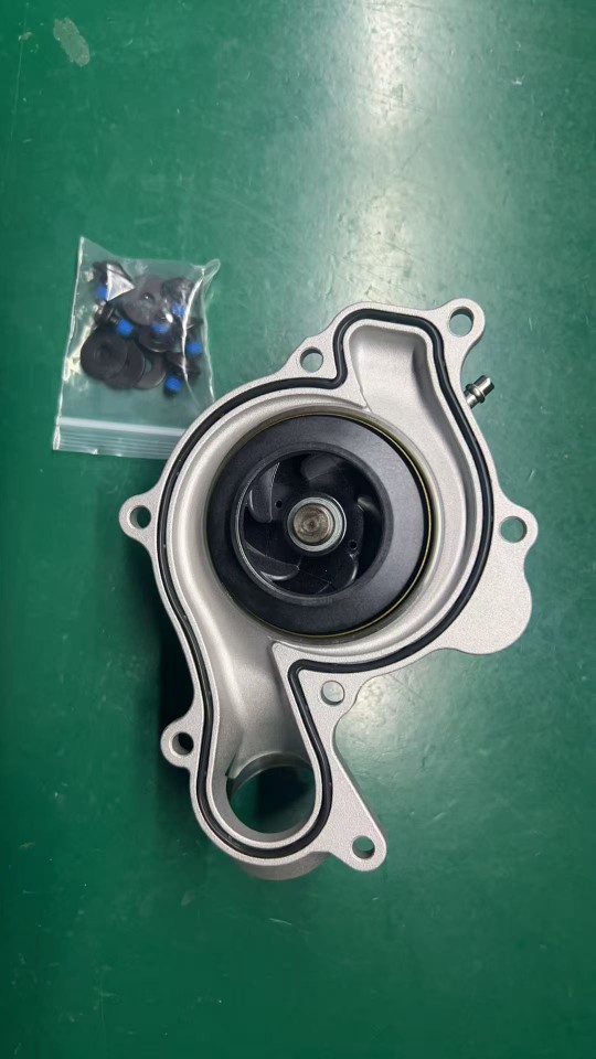 Suitable for Audi A6 A8 Q7 S4 Volkswagen Chassis Cooling System Water Pump 06M121013C