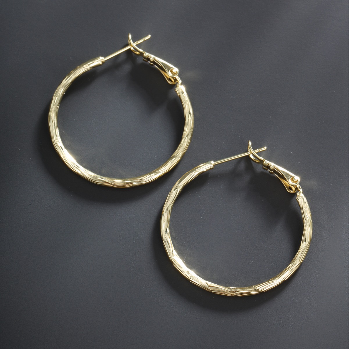 Xuping Jewelry Cobre Chapado en oro Flor de coche Círculo geométrico Pendientes exagerados Personalidad europea y americana Pendientes de alta gama Pendientes Mujeres