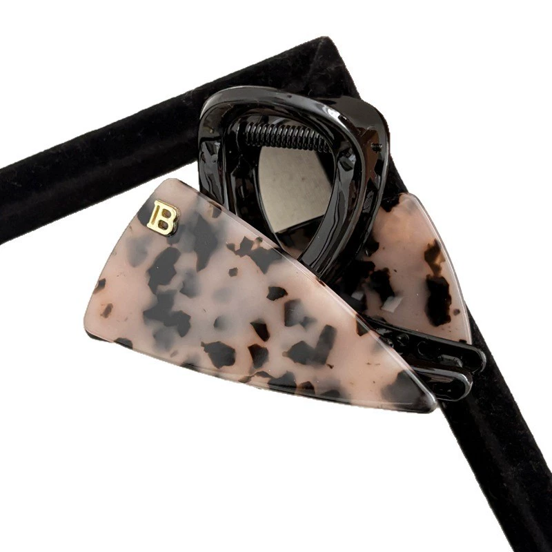 Изысканный ретро-акула/платформа? Но must translate accurately: "Sophisticated retro shark, crab pin, South Korea, light luxury style, high-quality style" -> "Изящная ретро-акула, заколка-краб, Южная Корея, стиль легкой роскоши, стиль высокого качества"