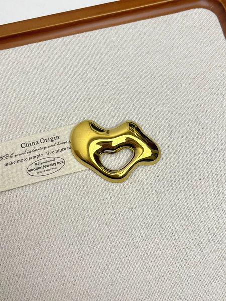 Gold irregular hollow brooch XZ0024