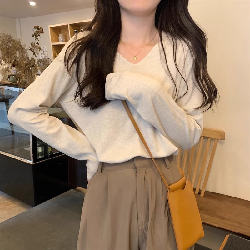 秋冬の柔らかいモチモチとした韓国の長袖vネックのカバーの中に、ニットの女性のゆるいセーターの上着を着ます。|undefined