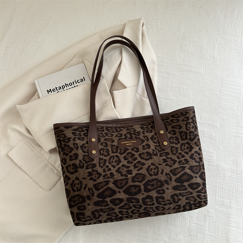 Bolsa de gran capacidad de leopardo para mujeres otoño y invierno 2024 nuevo tipo de bolso de hombro de moda extranjera versátil bolso de viaje retro