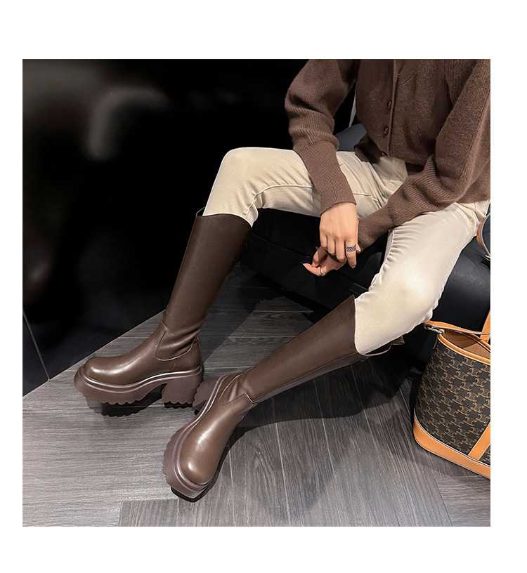 Boot nữ cổ cao mũi tròn gót vuông dày 9 cm, phong cách kỵ sĩ V-cut — Ống lớn màu nâu sẫm lót một lớp chi tiết 42