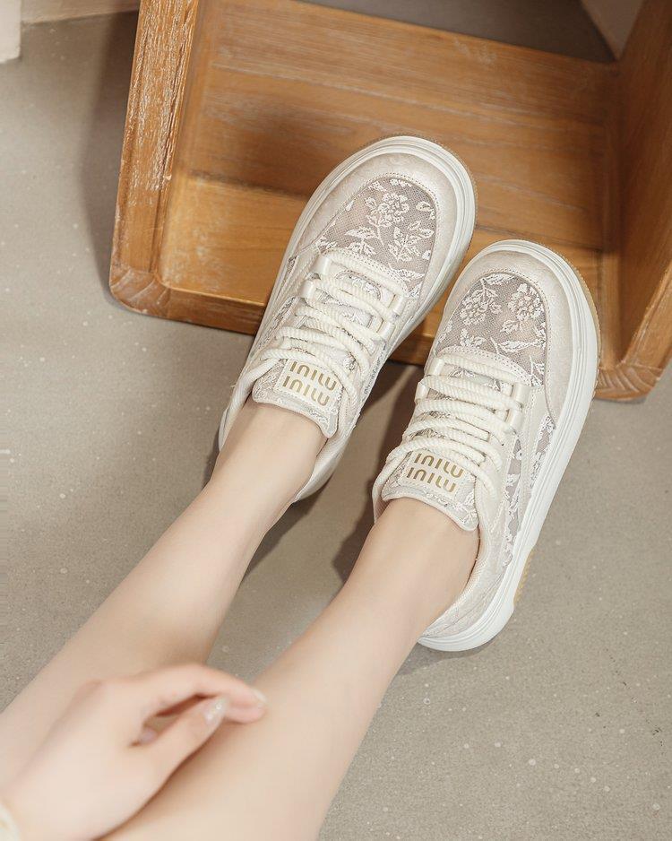 Nuevos zapatos blancos de malla hueca chinos para mujeres 2024 otoño nuevos zapatos de encaje transpirables casuales de suela suave