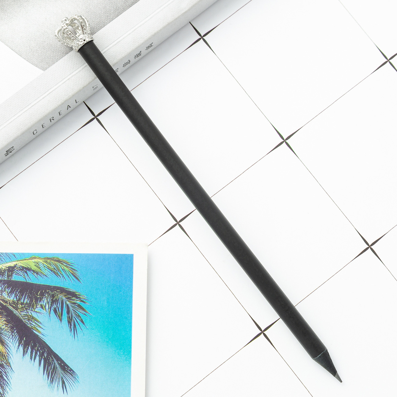 Nuevo dibujo animado corona estudiantes escriben pintura madera negro lápiz fábrica al por mayor logo imprimible lápiz de escritura