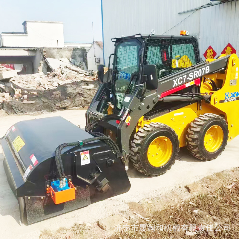 滑移装载机清扫器 大型装载机前端挂置72英寸封闭式路面清扫机