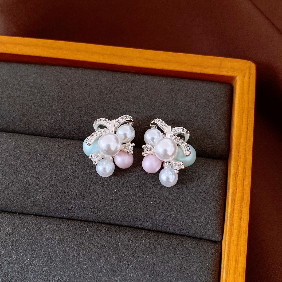 Aguja de plata con diamantes acrílicos perlas irregulares moda simple temperamento pendientes ligeros de lujo alta sensación de pendientes para mujeres