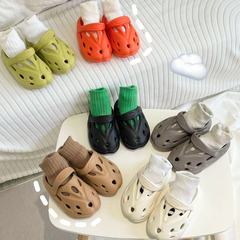新しい子供の頭のサンダルの赤ちゃんの滑り止めの軽いサンダルの通気性の女の子の穴の靴の外は男の子の靴をはめます。