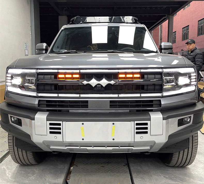 Applicable equation Leopard 5 front bar small yellow light net LED decorative flash warning day running light Leopard 5 special net light