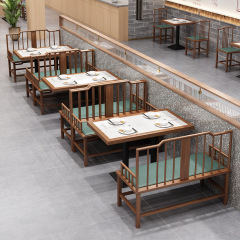 オーダーメイドの新中国式レストランは壁に寄りかかってソファーに座ります。国潮風湘菜館の実木包岩板のテーブルと椅子の組み合わせです。