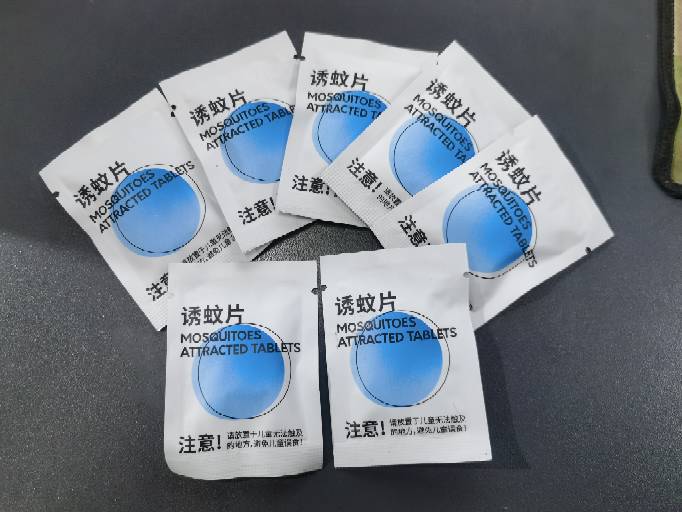 Viene con un paquete de tabletas para trampa de mosquitos con lámpara antimosquitos.