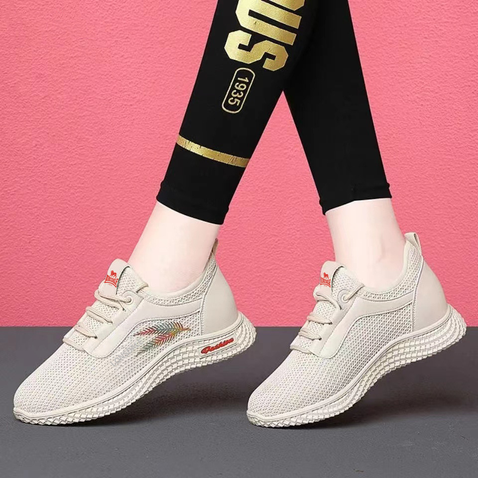 Verano nuevo estilo hueco transpirable malla zapatos deportivos moda todo-fósforo zapatos casuales fondo suave antideslizante zapatos de tela viejos de Beijing mujeres