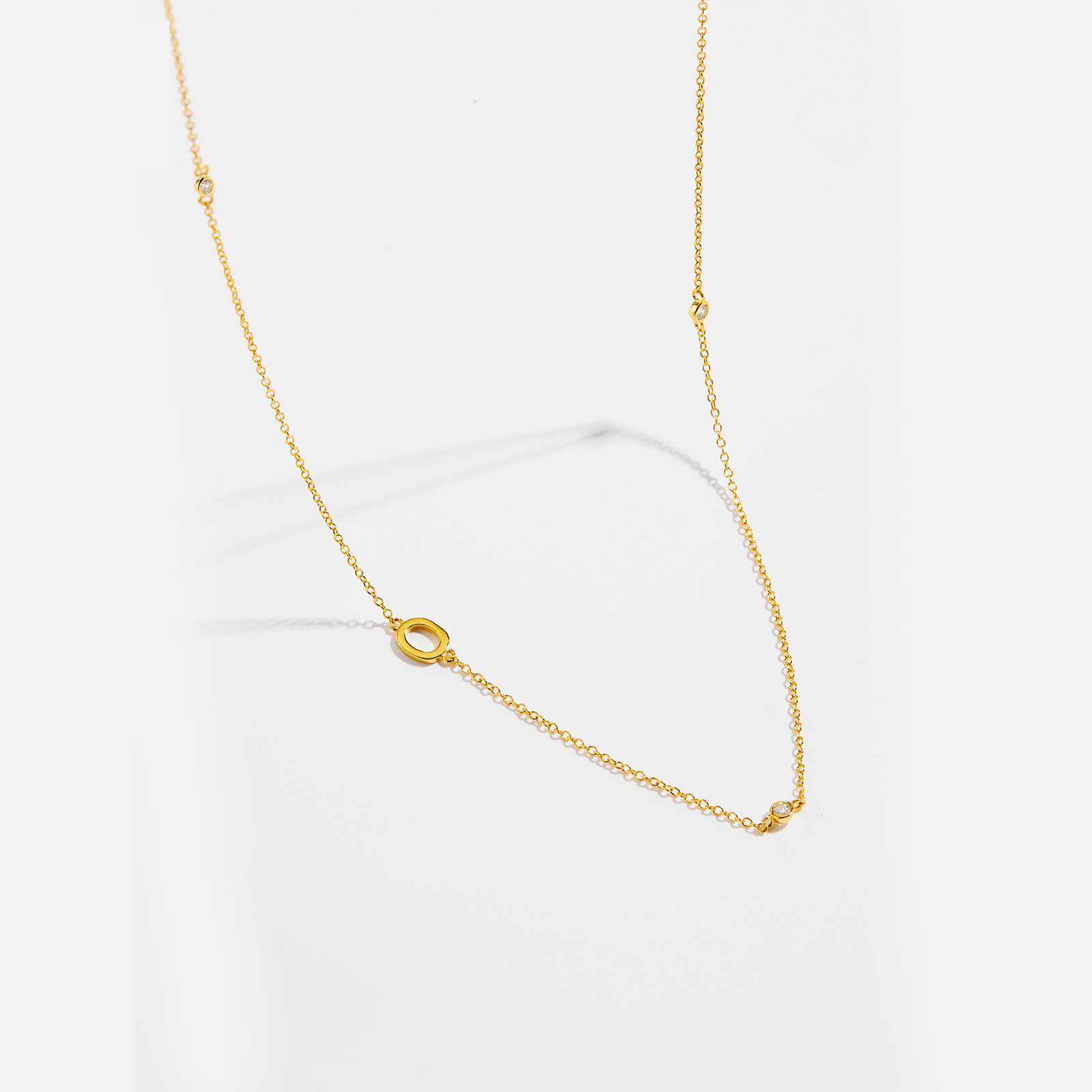 Collar con el alfabeto inglés de 26 letras para mujer, plata de ley S925, cadena de clavícula elegante y brillante, joyería nueva y popular en stock, venta al por mayor