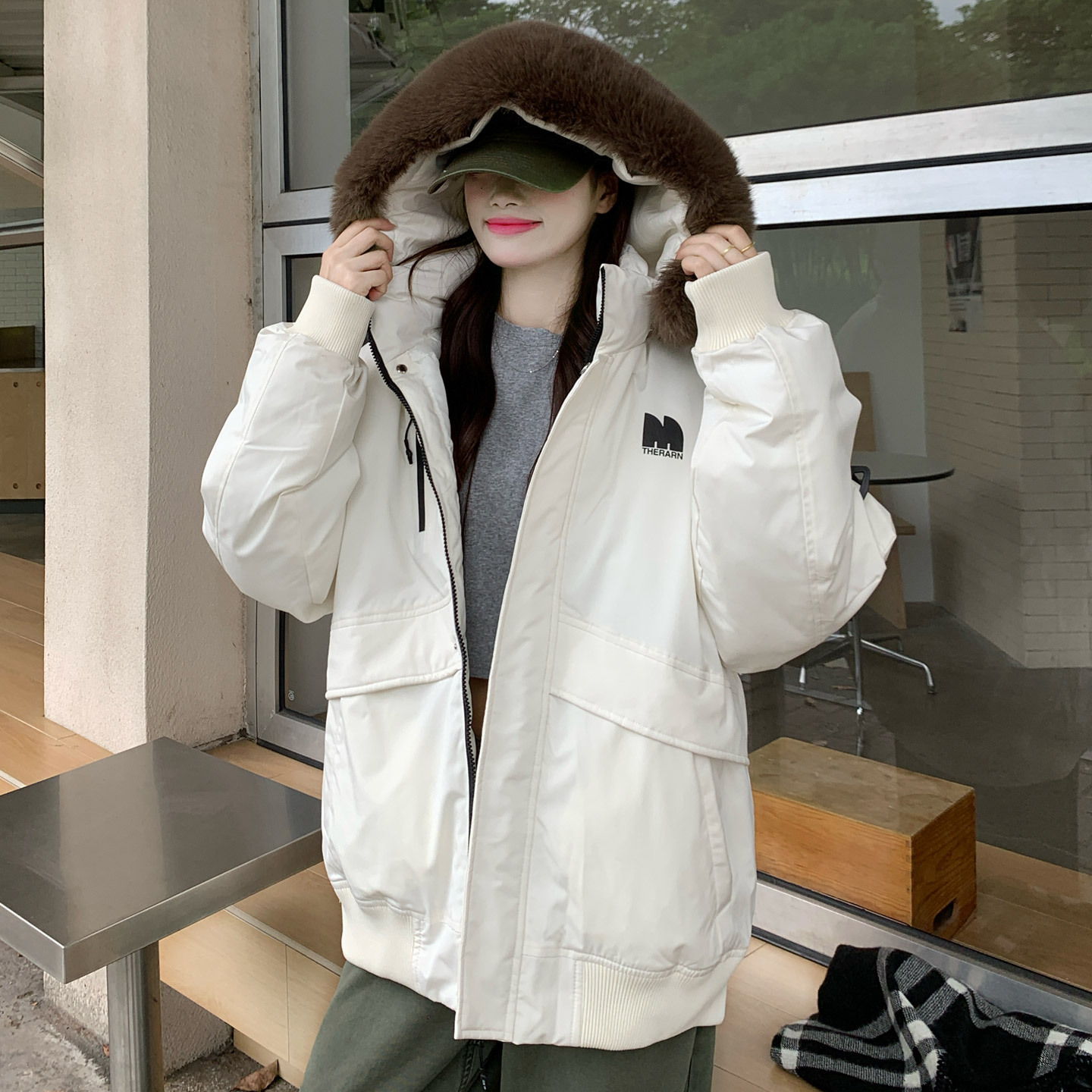 Trajes cortos de invierno de algodón para mujeres 2025 nuevo pequeño cuello de cabello grueso para superar la chaqueta de algodón para mujeres