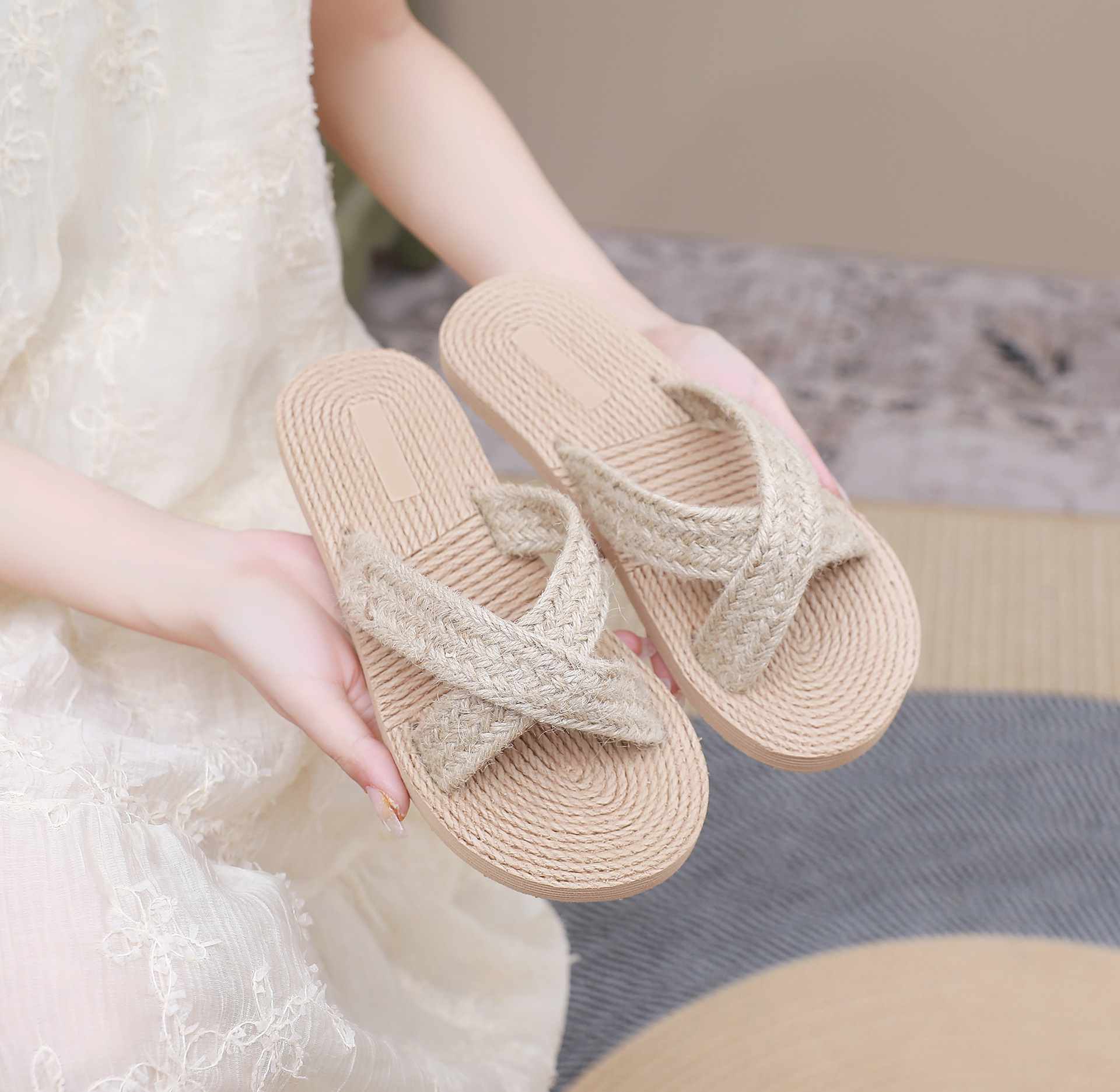 Zapatillas de mujer estilo chanel zapatillas de verano nuevas zapatillas de correa cruzada ropa exterior de mujer zapatos de playa de cuña plana zapatos de estilo del sudeste asiático