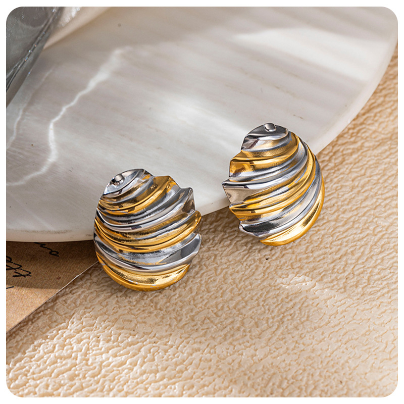 Tina transfronteriza doble color personalidad de acero inoxidable 18K oro redondo plegado textura de aretes de orejetos de explosión europea y americana